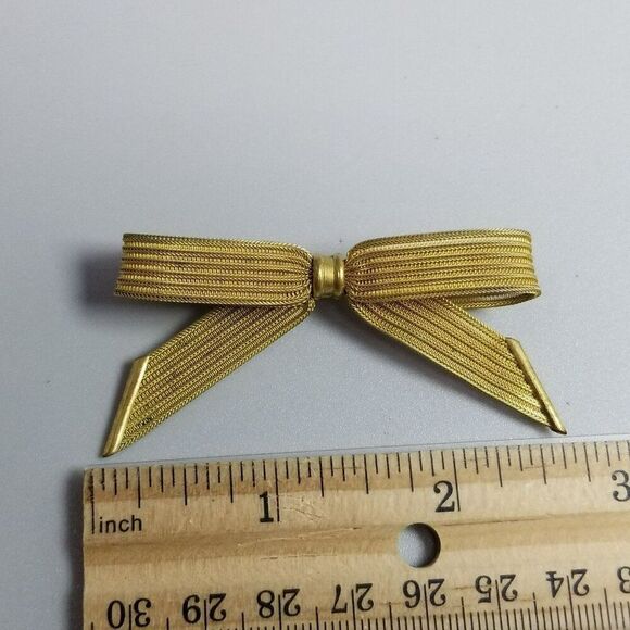 Vintage Bow Shape Gold Tone Brooch, Ribbon Lapel Pin, Unisex Estate - Picture 4 of 6